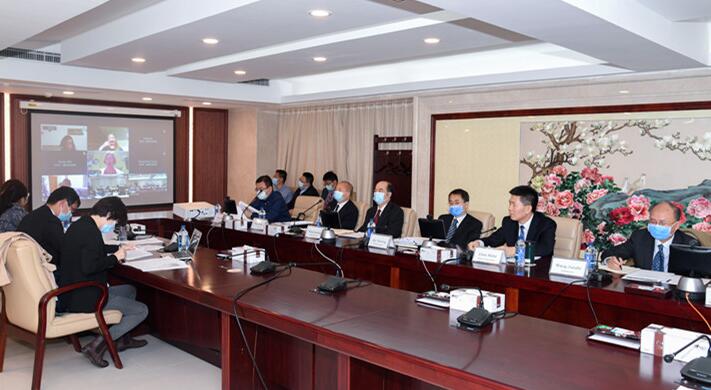 陳時(shí)飛（在北京）與世界衛(wèi)生組織監(jiān)管和預(yù)認(rèn)證司司長愛默˙庫克（在日內(nèi)瓦）共同主持會(huì)議